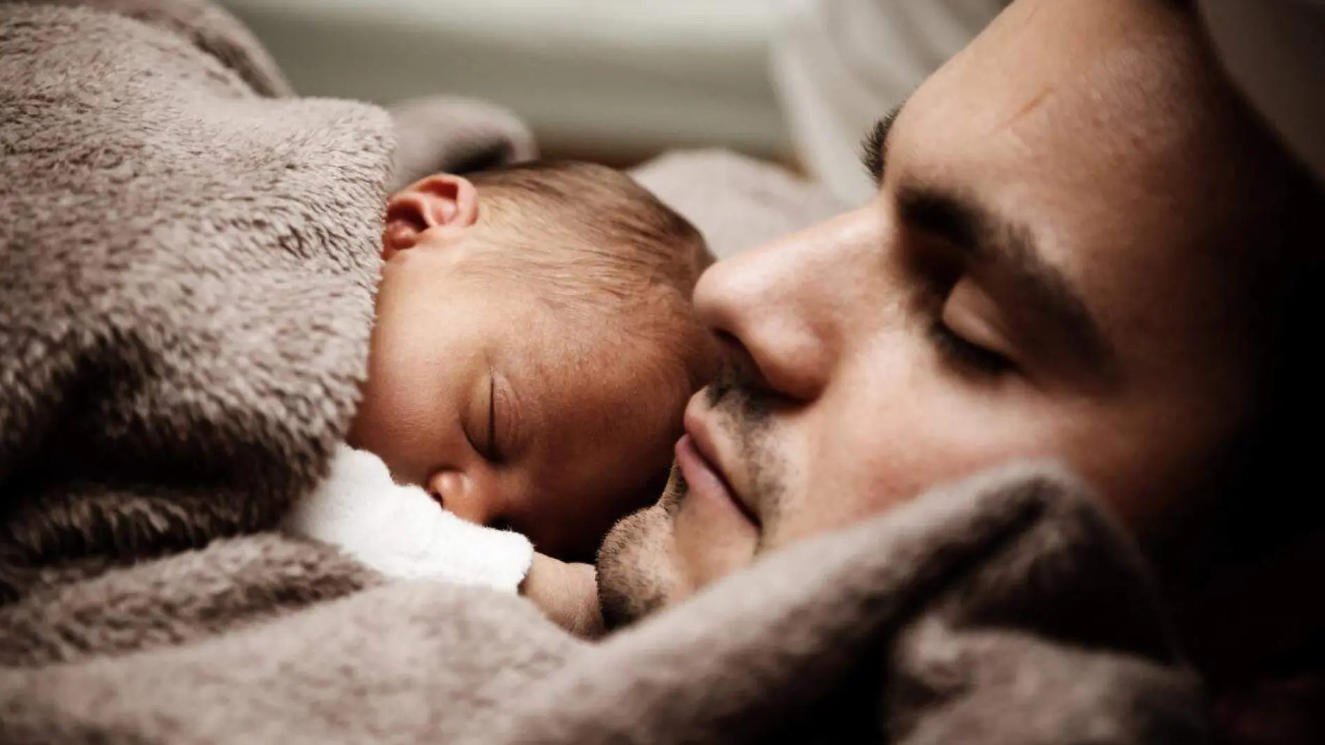 Padre con bebé recién nacido y lactancia masculina